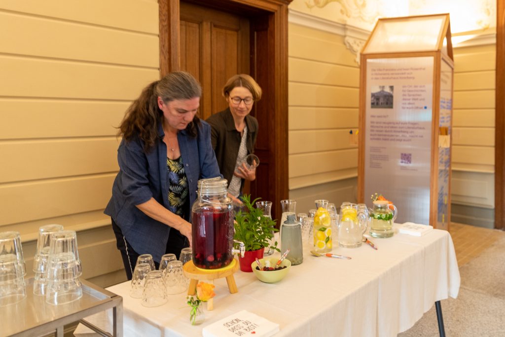 Sabine Cazzolli und Ulrike Hesse am Wasserbuffet © Marina Höfler