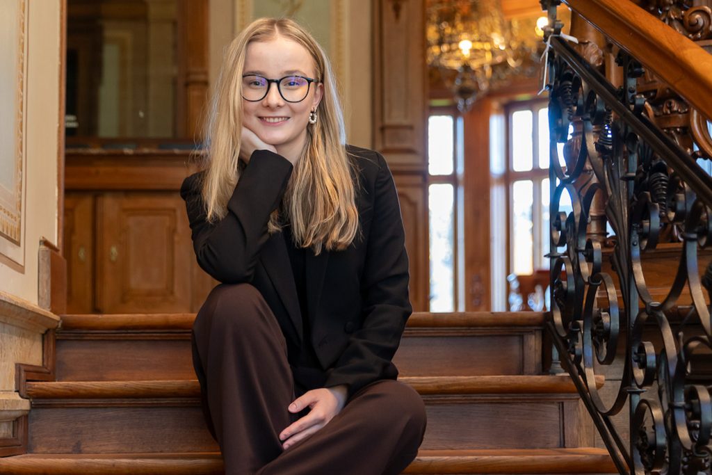 Selina Burtscher auf der Treppe des Literaturhauses © Frauke Kühn